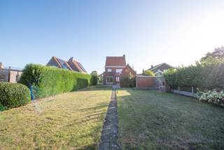 Te renoveren, stevige, charmante, open bebouwing met inkom, ruime living, keuken, badkamer, 3 slaapkamers, zolder, kelder, wasplaats/berging, garage en grote tuin.<br /><br />Troeven:<br />- rustige ligging met vlotte verbinding naar Deinze<br />- stevige constructie, ideaal als renovatieproject<br />- mooi perceel met perfecte zuidwest oriëntatie <br />- achteraan open zicht over de velden<br /><br />Komt u deze woning graag eens bekijken?<br />Graag een seintje op 09/388.53.53 of mailen naar sylvie@immoroba.be.