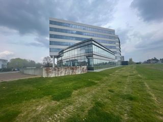 Fenomenaal gelegen kantoorruimte van<strong> 712 m²</strong> te huur, langs én met zicht van de <strong>E40</strong> te Aalst.<br /><br />De kantoren situeren zich op de 3e verdieping van een kwalitatief kantoorgebouw met tal van faciliteiten zoals koffiebar, restaurant en fietsparking, <strong>elektrische laadpalen</strong>,... Troef: <strong>parkeerratio 1/35</strong>. Beschikbaar per 25/06/2024. Fantastische bereikbaarheid dankzij de ligging net voor de afrit 19 Aalst en nabij station Erembodegem. Aarzel niet en vestig uw bedrijf op deze unieke toplocatie en geniet van een fantastische visibiliteit.<br /><br />Contacteer <strong>PANORAMA</strong> voor bijkomende inlichtingen, plannen of een vrijblijvend plaatsbezoek <strong>0477 44 39 30</strong>.