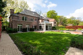 Zeer luxueuze en energiezuinige villa met 6slk en 3bdk, verwarmd zwembad en koivijver op een perceel van 1.575m².Via een poortje in de achtertuin...