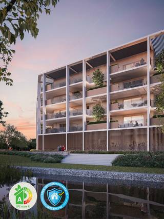 <p><strong>De werken zijn volop aan de gang en de oplevering wordt verwacht rond de zomer van 2026 ! <br /><br />Rustig wonen, met uitzicht op een groen en autoluw park met waterpartij: Dat is nieuwbouwproject TAMBOER, gelegen aan Kasteelloop, een gloednieuw binnengebied aan de rand van de stad, net binnen de ring. Het park vormt een groene schakel met een aangename fiets- en wandelroute tussen het Stadspark en het centrum. Dat betekent rustig wonen in hartje Turnhout, en toch op een steenworp van de Grote Markt, alle voorzieningen, scholen, winkels, openbaar vervoer, het Stadspark en met een gunstige verbinding naar de E34 Antwerpen-Eindhoven. Tamboer trekt volop de kaart van duurzaamheid: De appartementen zijn “bijna-energieneutraal” (BEN) en maken gebruik van groene energiebronnen. </strong><br /><br />Een nieuwbouwproject met kwaliteitsvolle materialen, een persoonlijke begeleiding en een afwerking naar wens. De appartementen zijn dankzij het<strong> A-label “bijna-energieneutraal” (BEN)</strong> en gericht op de toekomst. Tamboer is een ecologisch verantwoord, duurzaam en energiezuinig woonproject: Slimme ventilatietechnieken, uitstekende (akoestische) isolatie, energievriendelijke vloerverwarming, regenwater recuperatie, doordachte materiaalkeuze, groene gevels die zorgen voor verkoeling, ... U bent er dus van verzekerd dat uw appartement moeiteloos voldoet aan steeds maar strengere normen. Uw verbruik wordt zo laag mogelijk gehouden, en dat voelt u in uw portemonnee. <br /><br />Het zijn stuk voor stuk ruimtelijke appartementen met een praktische indeling en <strong>veel lichtinval </strong>dankzij de grote raampartijen en de juiste oriëntatie. Verder beschikt ieder appartement over een ruim en zongericht terras met een minimumdiepte van 2m80. Dit zijn<strong> echte "leefterrassen"</strong>, waar u heerlijk kan vertoeven met zicht op het <strong>omliggende groen</strong>. Elk appartement wordt tot in de puntjes afgewerkt, volledig naar uw smaak. Dit zorgt voor een ideale woonomgeving, voor uzelf, of als <strong>investering</strong>. <br /><br />De wagen kan u kwijt in de ondergrondse parkeergarage – een bewuste keuze om bovengronds meer ruimte te laten voor groen. Voor uw fiets(en) is een <strong>grote, afgesloten fietsenstalling</strong> voorzien en andere spullen bergt u probleemloos in uw private kelderberging. <br /><br />Er zijn verschillende appartementen, met keuze uit 1<strong> - 2 of 3 slaapkamers en riante (hoek)terrassen.</strong> Oppervlaktes beginnen vanaf 69m² en gaan tot 133m², telkens exclusief de ruime terrassen tot maar liefst 61m². <strong>Prijzen starten vanaf € 227.900,</strong> exclusief aankoopkosten. Een aantal appartementen zijn uitermate geschikt als investering. Kortom, voor ieder wat wils! Wij bekijken met veel plezier wat er voor u in aanmerking kan komen.</p>
<p><strong>Wie is de projectontwikkelaar?</strong> DC Belgium is al decennia een toonaangevende ontwikkelaar in heel het land. Zij behoren tot de topvan de Belgische vastgoedontwikkelaars en staan voor betaalbare kwaliteit, een gevarieerd woonaanbod en veel aandacht voor groen. Deze jarenlange ervaring garandeert gemoedsrust: U bent verzekerd van een persoonlijke begeleiding doorheen het volledige aankoopproces en een afwerking tot in de puntjes, naar uw smaak en budget. <strong>Bovendien geniet u van een 100% voltooiingsgarantie dankzij de Wet Breyne. </strong></p>