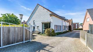In het idyllische rozendorp Geistingen, verscholen onder de kerktoren en omgeven door rust en groen, bevindt zich deze verrassend ruime hoevewoning op een prachtig perceel van maar liefst 5a 50ca. Een unieke eigendom waar authenticiteit, ruimte en hedendaags wooncomfort harmonieus samenkomen.<br /><br />Met een royale bewoonbare oppervlakte van ca. 309 m²<strong> </strong>biedt deze woning een bijzonder speelse, luchtige en veelzijdige indeling. Authentieke elementen zoals stijlvolle gietijzeren radiatoren, charmante deuren met geslepen glas en karaktervolle accenten geven de woning een warme en tijdloze uitstraling.<br /><br />Het hart van de woning wordt gevormd door de ruime open leefkeuken, volledig uitgerust met alle moderne apparatuur. Het grote werkeiland met elegant granieten werkblad maakt deze keuken niet alleen praktisch, maar ook bijzonder gezellig voor wie houdt van koken en samenzijn. Aansluitend bevindt zich de ruime en uiterst functioneel ingerichte wasplaats met een overvloed aan kastruimte. Van hieruit bereikt u rechtstreeks de inpandige garage.<br /><br />De woning beschikt over houten ramen met overwegend dubbele beglazing en wordt verwarmd via mazoutverwarming. Een extra troef is de aanwezigheid van een slaapkamer én badkamer op het gelijkvloers, wat deze woning eveneens geschikt maakt voor gelijkvloers wonen. In totaal telt de woning vier volwaardige slaapkamers.<br />Buiten geniet u van een volledig omheinde tuin die mooi ingesloten ligt, waardoor u in alle privacy kunt ontspannen en genieten van de rustige omgeving. De landelijke en bijzonder sfeervolle ligging maken dit een echte verborgen parel.<br /><br />Ook de locatie vormt een absolute meerwaarde. Kinrooi staat bekend om zijn uitgestrekte natuurgebieden, wandel- en fietsroutes langs de Maasplassen en de gezellige jachthaven van De Spaanjerd. In de directe omgeving vindt u diverse sfeervolle restaurants en terrasjes. Bovendien geniet u van een vlotte verbinding richting de autosnelwegen en een snelle bereikbaarheid naar Nederland, met steden zoals Maaseik en Roermond op korte afstand.<br /><br />Deze charmante hoevewoning combineert karakter, ruimte en een uitzonderlijke ligging in een groene en rustige omgeving. Een ideale thuis voor wie op zoek is naar authenticiteit met hedendaags comfort.<br /><br />Neem gerust een kijkje in de 3D-tour en wandel alvast virtueel door de ruimte - wel zo makkelijk én leuk!<br />https://my.matterport.com/show/?m=eLzgFkRY5Ay<br /><br />Wens jij deze idyllische woning te bezichtigen? Aarzel niet en neem contact met ons op, we staan voor je klaar!<br />Tel.: 0032 497 84 48 80<br />E-mail: info@caenenvastgoed.be<br /><br />Tot binnenkort!