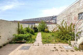 Deze lichtrijke & degelijk gebouwde bel-étage met 4 SLAAPKAMERS, GARAGE en ZONNIGE TUIN biedt een ZEE aan RUIMTE! Totale grondopp. 164m<sup>2</sup>. Deze te moderniseren gezinswoning bevindt zich op een TOPLOCATIE (rustig & in de nabijheid van winkels, zee, openbaar vervoer, ...). Comfortabele indeling: glvl: royale inkomhal, ruime garage (elektrische poort), bureau/slaapkamer/hobbyruimte, bijkeuken, toilet. 1°V: lichtovergoten living, leefkeuken, badkamer, toilet. 2°V: nachthal, 3 slaapkamers, badkamer, toilet. Grote bergzolder. Kom helemaal tot rust in de zonnige TUIN met terras. Groot woonvolume = 192m<sup>2 </sup>bewoonbare opp. Dubbele beglazing in PVC, rolluiken. Ook perfect geschikt voor zelfstandigen/hobbyisten. Wordt dit uw nieuwe thuis?