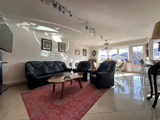 <p><span>Ruim gemeubeld appartement met zicht op het Zuidpark en aangenaam terras.</span></p>
<p><span> </span></p>
<p><span>Indeling: Men betreedt het appartement via de centrale inkomhal met gastentoilet. Vanuit de lichte leefruimte heeft men zicht op het Zuidpark. Aansluitend bevindt zich de open volledig uitgeruste keuken. De keuken beschikt over een gasvuur, een oven, een microgolfoven, een vaatwasmachine, een ijskast, een grill en een inbouwfrituur. In de berging naast de keuken staan de wasmachine, droogkast en een kleine diepvriezer. Beide slaapkamers (15 m2 en 9,5 m2) geven uit op het terras waar men van de namiddagzon kan genieten. De tweede slaapkamer heeft een sofabed. De ruime badkamer is voorzien van een dubbel wastafelmeubel, een jacuzzibad en een douche. </span></p>
<p><span> </span></p>
<p><span>Autostaanplaatsen te huur in publieke parking voor het gebouw - zonneschermen op de ramen van de leefruimte en keuken</span></p>
<p><span> </span></p>
<p><span>Het appartement is gelegen op het bruisende Zuid met gemakkelijke toegang naar de belangrijkste in- en uitvalswegen van Antwerpen!</span></p>
<p><span> </span></p>
<p><span> </span></p>
<p><span> </span></p>
<p><span> </span></p>
<p><span> </span></p>