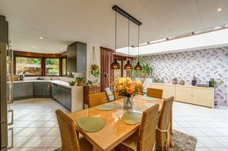 GelijkvloersDe woning verwelkomt je via een inkomhal die toegang geeft tot de verschillende leefruimtes. De gezellige living sluit aan op de ruime...