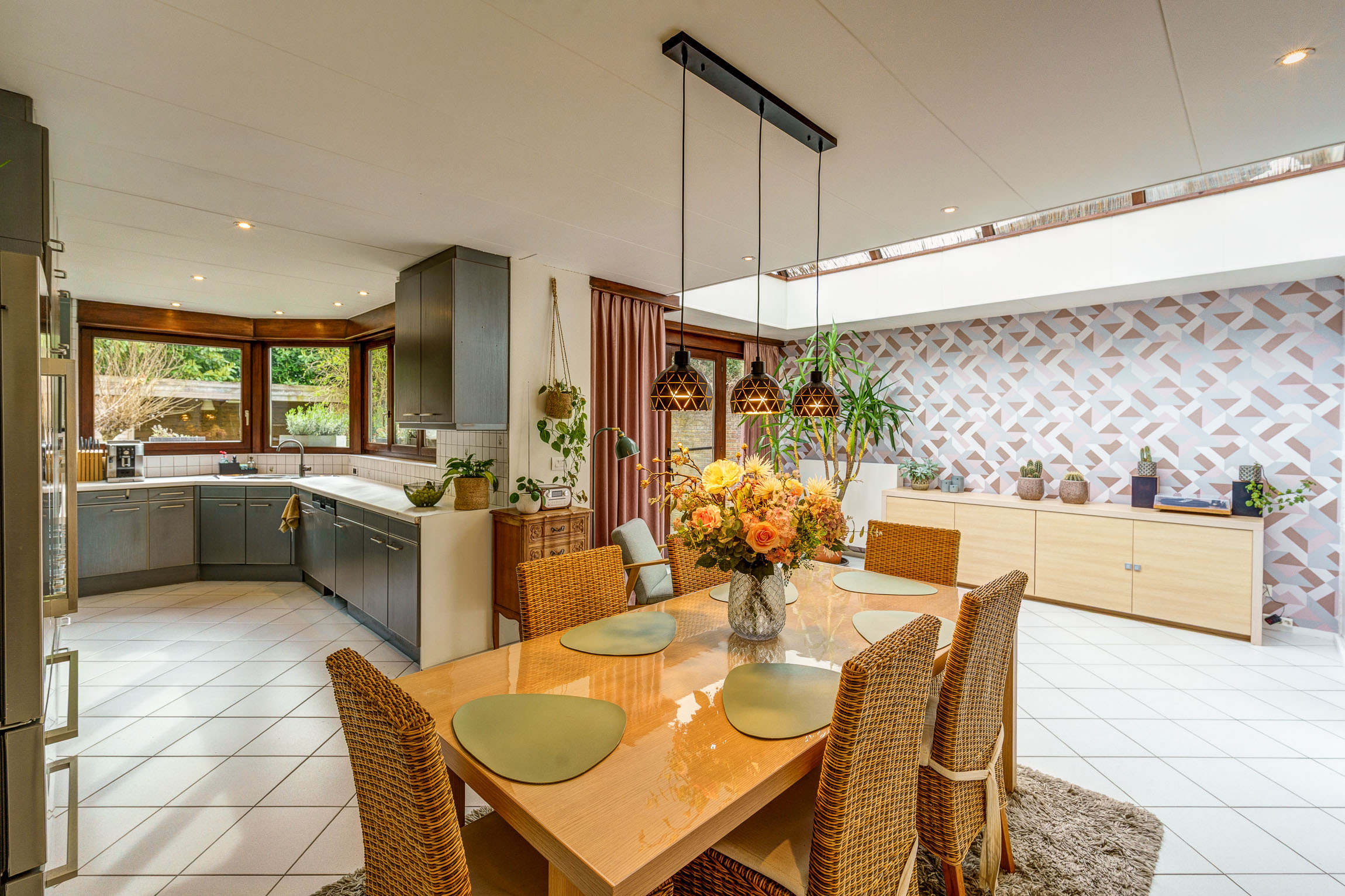 Ruime woning met zes slks en mooie tuin. - foto 2