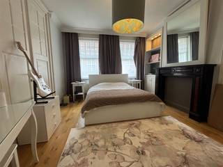 <p>**<span><strong>Appartement charmant à louer dans un bâtiment historique**<br /><br />Dans</strong></span> un hôtel particulier de la rue Koning Leopold I se trouve cet <strong>appartement d'une chambre à coucher</strong> extrêmement charmant. Le bâtiment respire la classe et le caractère. L'appartement est situé au <strong>deuxième étage</strong>, ce qui lui confère une tranquillité et une intimité accrues. Ici, vous profiterez du meilleur des deux mondes : la vie urbaine animée à proximité, combinée à la sérénité de votre propre maison.<br /><br />L'appartement dispose d'une<strong> cuisine et d'une salle de bains</strong> entièrement<strong> installées</strong>. À l'avant, il y a un <strong>balcon</strong>, tandis qu'à l'arrière, vous pouvez profiter d'une agréable<strong> terrasse</strong>. L'espace de vie est baigné par la lumière du soleil et la cheminée authentique ajoute charme et chaleur à l'espace.<br /><br />En outre, il y a une <strong>buanderie commune</strong> dans l'immeuble, ce qui ajoute au confort de vivre ici de manière totalement indépendante.<br /><br />Ce<span><strong>logement</strong></span> pourrait-il<span><strong>devenir votre nouvelle maison ?</strong></span> N<span><strong>'hésitez pas à nous contacter au 016 229 228 ou verhuur@connect-immo.be<br /><br />Huurprijs :</strong></span> €1250 + €90 (charges communes + eau) + électricité/gaz/internet à prendre en charge par le particulier<br />Disponible à partir du 1er juillet - pas de location aux étudiants</p>