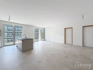 <p>Un appartement élégant et économe en énergie (env. 112 m²) doté d'une grande terrasse offrant une vue magnifique sur le port de plaisance. Ce projet unique a été réalisé en 2018 et se distingue par son architecture moderne.</p>
<p>Le hall d'entrée est équipé d'un vestiaire et de toilettes séparées pour les invités. Le salon spacieux et lumineux (env. 34 m²), revêtu de parquet, bénéficie d'une vue exceptionnelle sur le port de plaisance. Il est prolongé par une cuisine ouverte entièrement équipée avec un plan de travail en pierre.</p>
<p>La terrasse s'intègre parfaitement à l'espace de vie et constitue l'endroit idéal pour se détendre et profiter de la belle vue sur le Kempisch Dok.</p>
<p>Le couloir de nuit donne accès à deux chambres à coucher à part entière (environ 16 m² et 12 m²) et à une troisième pièce actuellement aménagée en bureau. La chambre principale, dotée de parquet (environ 16 m²), dispose d'une salle de bains attenante équipée d'un meuble de salle de bains, d'un jacuzzi et de toilettes. Il y a également une salle de douche séparée avec douche à l'italienne et lavabo. Les chambres sont situées à l'arrière et offrent une vue sur le joli jardin intérieur.</p>
<p>Il y a également un débarras pratique avec un raccordement pour une machine à laver.</p>
<p>L'appartement dispose de panneaux solaires, de stores automatiques et d'un débarras privatif en sous-sol. Une place de parking souterraine est disponible au prix de 45 000 €.</p>
