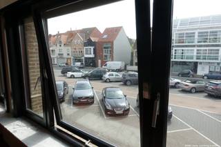Duplexappartement met winkeltje onderaan te koop in Knokke-dorp. Ouder maar praktisch comfort.<br />Het appartement bestaat uit een zeer ruime woonkamer met open zicht, een ruime ingerichte keuken, een bijkeuken, drie slaapkamers - waarvan twee grote en één kleinere, een badkamer met ligbad, 2 toiletten en een zeer grote berging op het gelijkvloers.<br />Zowel het appartement als de handelszaak zijn op vandaag verhuurd. Beide verhuren stoppen wel meteen bij verkoop ( op datum verlijden akte)<br /><em>Om de hoek op 50m afstand kan er een garagebox optioneel bijgekocht worden mits meerprijs, maar dit is geen verplichting.</em><br /><br /><br /><br /><span><strong>Tekoopstelling onder voorwaarden; Zie www.more.be, "bijlagen" en onder voorbehoud van beschikbaarheid.</strong></span>