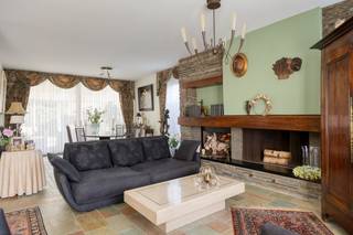 In het pittoreske Bazel bevindt zich deze karaktervolle villawoning op een prachtig zuidoost georiënteerd perceel van 800 m².Oorspronkelijk gebouwd...