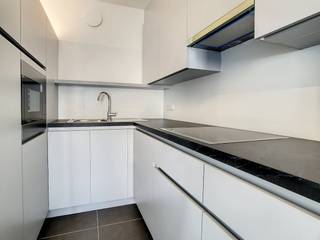 Dit instapklaar nieuwbouwappartement is gelegen langs de Nieuwpoortsesteenweg te Oostende - Mariakerke. Het appartement te huur bevindt zich op de eerste verdieping van de gloednieuwe Residentie Pegasus. Dankzij deze centrale ligging bevindt u zich op enkele wandelpassen van de nodige voorzieningen, het openbaar vervoer, zee en strand.Indeling:- inkomhal- woonkamer - keuken (incl. combi-oven, frigo met diepvriesvakje, inductiekookplaat en dampkap)- berging - alleenstaand toilet- badkamer met inloopdouche en badkamermeubel - slaapkamer 1 (12m²)- fietsenberging - kelder Provisie gemeenschappelijke kosten: € 75/maandBen je geïnteresseerd in dit pand te huur in Oostende? Ga naar de website www.dewaele.com, klik op het pand dat je wenst te huren. Via de rode knop "vraag je bezoek aan" vragen we u kort een profiel in te vullen. Daarna nemen we contact op voor een bezoek. Telefonisch kunnen er geen afspraken gemaakt worden.