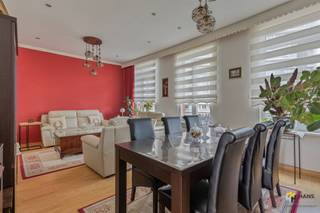 <p><span>Zeer goed onderhouden handelswoning (292 m²) met 5 slaapkamers op centrale locatie in Antwerpen (2018)</span></p><p><span> </span></p><p><span>In een gezellige buurt nabij de Troonplaats en aan de overkant van het Nieuw Zuid treffen we dit winkelhuis met vele mogelijkheden. De opvallende ligging maakt dat er veel passage is en dat het vlot bereikbaar is met bus, tram, trein en auto. Ook zijn er tal van velo-stations te vinden in de nabije omgeving.</span></p><p><span> </span></p><p><span>Het pand bestaat op het gelijkvloers uit een handelsruimte van maar liefst 103 m², dat momenteel ingericht is als dagwinkel en verhuurd is aan €1.000/maand. De winkelruimte voor het publiek is een 44m² groot, met achteraan nog meerdere ruimtes. Hierboven bevindt zich een verzorgde woning (189m²) met leefruimte (43 m²), een keuken van 8 m², 5 ruime slaapkamers (8 m², 11 m², 12 m² &amp; 21 m²), een badkamer van 8 m² en een grote multifunctionele kamer van maar liefst 44 m² met mezzanine.</span></p><p><span> </span></p><p><span>Het gebouw is doorheen de jaren goed onderhouden en verkeert in goede staat. De laatste aanpassingswerken dateren van 2020 waarbij de voorgevel vernieuwd werd in crépi, en de ramen vernieuwd werden. De grote beschikbare oppervlakte zorgt voor vele mogelijkheden. Zowel de woning als het handelspand beschikken over een aparte ingang en zijn er aparte meters voor elektriciteit en gas. Door de hoge plafonds doorheen de woning zorgt dit voor een aangenaam ruimtegevoel en veel lichtinval. De woning is eveneens volledig onderkelderd. Kortom heeft deze woning tal van mogelijkheden alsook een mooi rendement van de onderliggende winkel.</span></p><p><span> </span></p><p><span>Ben je op zoek naar pand met veel mogelijkheden? Boek snel je afspraak in en mis deze unieke opportuniteit niet! Bewoonbare opp. 292 m² ref.: bruto vloeropp. EPC-certificaat. Voor meer info of een gratis schatting surf naar www.hansimmo.be</span></p><p><span> </span></p><p><span> </span></p>