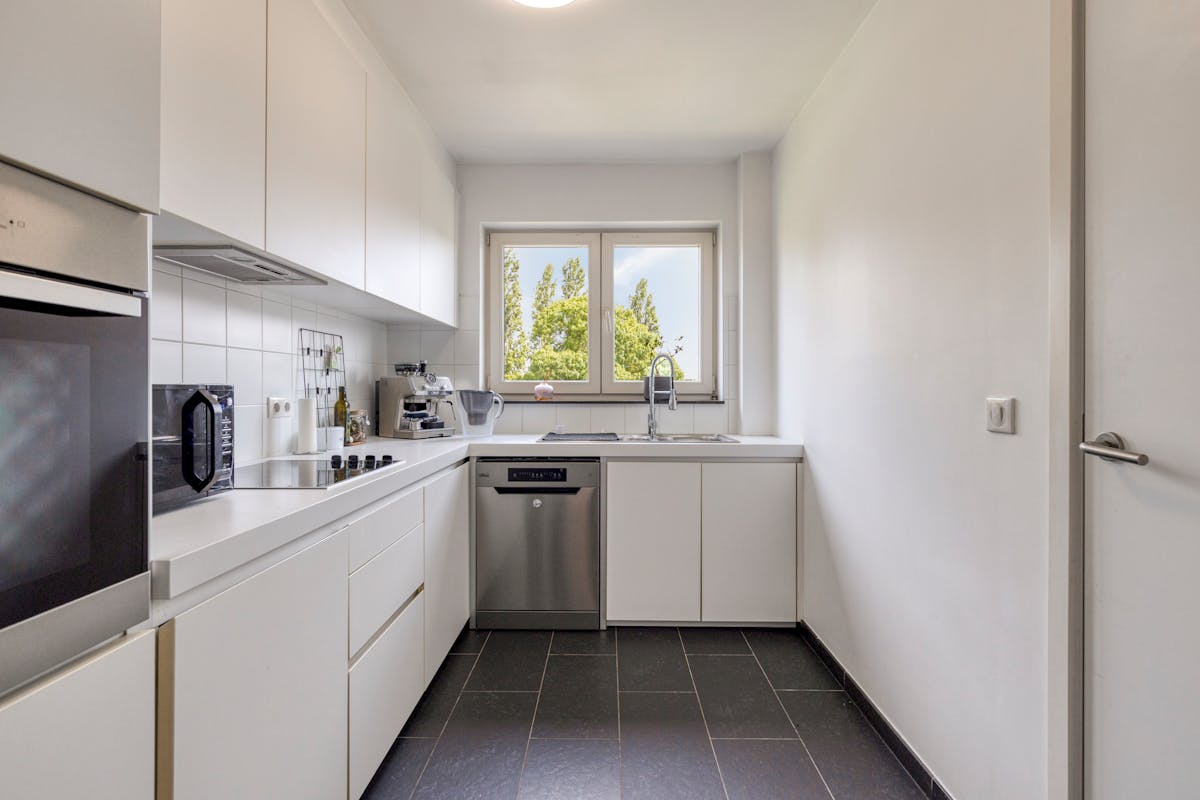 Lichtrijk appartement met twee slaapkamers in Anderlecht - foto 5