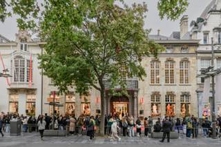 Op zoek naar een kantoorruimte met nét dat tikkeltje meer? Dan is deze parel in het hart van Antwerpen iets voor jou. Het Osterriethuis, een 18de-eeuws stadspaleis in volle rococopracht, werd volledig gerenoveerd en koppelt moeiteloos historische grandeur aan hedendaags comfort.<br /><br />Op de tweede verdieping wacht een kantoorruimte van ca. 925 m², ingericht volgens een ontwerp van niemand minder dan Raf Simons. Verwacht geen standaard white box: hier werk je tussen zichtbare houten balken, karaktervolle details en overvloedig daglicht. Stijlvol, sfeervol, inspirerend.<br /><br />Binnenkomen doe je groots (of discreet). Kies zelf hoe je je entree maakt: via de monumentale hoofdingang aan de Meir, of wat subtieler via de private toegang met lift aan Eikenstraat 11. Binnen variëren de plafondhoogtes van 1,90 m tot 3 m. <br /><br />De kantoorruimte is volledig instapklaar. Denk aan ingemaakte kasten, uitgeruste keukens en nette sanitaire voorzieningen.<br /><br />Op amper 10 meter ligt Q-Park ’t Stad, mét laadpalen en mogelijkheid tot parkeerabonnementen. Ook het openbaar vervoer scoort punten, met metro, tram en treinstation vlakbij.<br /><br />Geïnteresseerd? Alle prijsinformatie en financiële voorwaarden zijn beschikbaar op aanvraag.<br /><br />EPC-score: X