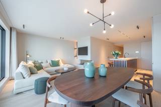 Luxueus, smaakvol appartement in een kleine residentie met oninneembaar zeezicht, pal op de zeedijk van het Zoute. Ideaal gelegen tussen...