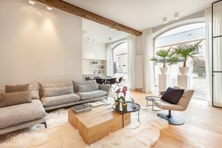 Dit unieke appartement bevindt zich in een prachtig gerenoveerde hoeve die haar historische charme heeft behouden, terwijl ze werd omgetoverd tot een eigentijdse en comfortabele woonomgeving. Hier kunnen toekomstige bewoners genieten van een unieke combinatie van comfort, luxe en rust. Kasteelhoeve de Beauffort is gelegen in een sfeervolle omgeving, omringd door weelderige natuur en prachtige wijngaarden. Dit alles binnen handbereik van het levendige centrum van Linden en op slechts een steenworp afstand van het bruisende Leuven met zijn universiteiten. Bij het betreden van het appartement komt u binnen in de inkomhal, die toegang geeft tot de verschillende ruimtes. De ruime en lichtrijke woonkamer vormt het hart van het appartement en biedt voldoende plaats voor zowel een gezellige zithoek als een volwaardige eetruimte. De open keuken sluit naadloos aan op de leefruimte. Verder beschikt het appartement over een ruime slaapkamer. De badkamer is uitgerust met een inloopdouche, dubbele wastafel en toilet. Een afzonderlijke berging zorgt voor bijkomende praktische opbergruimte. Een absolute troef is de privatieve tuin van ca. 40 m², waar u in alle rust kunt genieten van de groene en karaktervolle omgeving van de kasteelhoeve.Huurprijs: € 1.490/maand + € 100 provisie voor verwarming, onderhoud van de gemeenschappelijke delen en tuin. Water en elektriciteit worden afzonderlijk afgerekend via individuele tellers. EPC: 150 kWh/m² (Label B). Interesse in dit pand? Neem gerust contact met ons op voor meer informatie of om een bezoek in te plannen via info@homies.be.