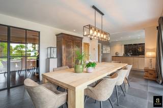 Implantée sur un terrain d'environ 914 m², cette villa individuelle bénéficie d'un environnement résidentiel calme, à courte distance du centre de Knokke et de la plage. Le hall d'entrée spacieux avec vestiaire et toilettes invités mène vers un agréable espace de vie baigné de lumière. Le salon et la salle à manger avec cheminée s'ouvrent directement sur la terrasse ensoleillée et le magnifique jardin orienté plein sud. La cuisine ouverte est entièrement équipée et offre tout le confort moderne. Un bureau pratique complète le rez-de-chaussée. À l'étage, la suite parentale dispose d'un dressing attenant. La salle de bains est équipée d'une double vasque, d'une douche à l'italienne et d'une baignoire. Trois autres chambres spacieuses complètent cet étage, dont une avec sa propre salle de douche. Un grenier offre un espace de rangement supplémentaire. Le jardin soigneusement aménagé, agrémenté d'un abri de jardin et d'un espace lounge couvert, constitue un véritable havre de paix et d'intimité. La propriété dispose également d'un garage intégré, d'un carport ainsi que d'une vaste allée permettant de stationner plusieurs véhicules. Une propriété de caractère bénéficiant d'un emplacement privilégié à Knokke.

Pour plus d'informations ou pour organiser une visite, contactez Alex Dewulf au +32 (0)50 623 623.