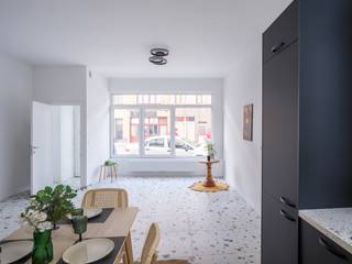 Aan de rand van Gent bevindt zich deze gerenoveerde woning met drie slaapkamers. De woning biedt een aangename woonomgeving en een praktische indeling, geschikt voor zowel gezinnen als koppels die op zoek zijn naar extra ruimte.<br /><br />Dankzij de uitgevoerde renovatie is de woning instapklaar en aangepast aan het hedendaagse wooncomfort. De drie slaapkamers bieden voldoende mogelijkheden voor een gezin, een bureau of een hobbyruimte.<br /><br />De ligging is een belangrijke troef. Het centrum van Gent is vlot bereikbaar en ook de verbinding met de belangrijkste invalswegen is uitstekend. Hierdoor combineert deze woning de nabijheid van de stad met een goede bereikbaarheid naar de omliggende gemeenten.<br /><br />Een verzorgde, gerenoveerde woning met drie slaapkamers op een gunstige locatie aan de stadsrand van Gent.<br /><br />Bijkomende mogelijkheid: Er bestaat eventueel de mogelijkheid om een aangrenzend stuk grond, momenteel eigendom van de Stad Gent, aan te kopen en als tuin bij de woning te voegen. Dit is onder voorbehoud van de goedkeuring door de Stad Gent. Prijs hiervan is extra rechtstreeks te betalen aan Stad Gent.