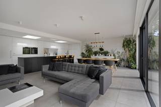 Exclusieve, energiezuinige woning met verfijnde afwerking aan de rand van Aalst.Deze stijlvolle woning werd grondig gerenoveerd in 2013 en 2018, met aandacht voor kwaliteit, comfort en duurzaamheid. Via de elegante inkomhal betreed je in de ruime leefruimte met open keuken, uitgerust met hoogwaardige toestellen en alle hedendaags comfort; Dankzij de grote raampartijen geniet je van een overvloed aan natuurlijk licht en een prachtig uitzicht op het terras en de zonnige, zuidgerichte tuin.De woning beschikt daarnaast over verschillende praktische bergruimtes en een veelzijdige bureau- of hobbyruimte, zowel op het gelijkvloers als op de verdieping.Op de eerste verdieping bevinden zich vier volwaardige slaapkamers, een dressing en een ruime badkamer met ligbad, inloopdouche, dubbele wastafel en toilet.De inpandige garage met elektrische poort, cv met aardgas en vloerverwarming, zonnepanelen, 2 autostaanplaatsen zijn tevens troeven die deze woning tot een topper maken.Een instapklare woning waar ruimte, comfort en energiezuinig wonen hand in hand gaan.Info en bezoek : Marc 0475 595959 marcd@derick.be