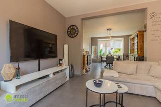 <h1><span>Opbrengstgebouw met 2 ruime appartementen in centrum Lebbeke interessante investering!</span></h1><p><span>Bent u op zoek naar een kwalitatief opbrengsteigendom met een mooie huuropbrengst en een uitstekende ligging? Dan is dit volledig gerenoveerde gebouw met 2 ruime appartementen in het centrum van Lebbeke zeker een bezoek waard!</span></p><p><span> </span></p><p><span>Dit verzorgd opbrengstgebouw bevindt zich op een bijzonder gunstige locatie, op wandelafstand van winkels, scholen, openbaar vervoer en het station van Lebbeke. Dankzij de centrale ligging zijn alle dagelijkse voorzieningen vlot bereikbaar.</span></p><p><span>Het gebouw werd omstreeks </span><span>2015 volledig gerenoveerd van A tot Z</span><span> en bestaat uit </span><span>2 afzonderlijke, ruime wooneenheden</span><span> met elk hun eigen troeven.</span></p><p><span> </span></p><h2><span>Gelijkvloers appartement (111 m²)</span></h2><p><span>Via de gemeenschappelijke inkomhal met berging bereikt men het privatieve appartement.</span></p><p><span>De indeling omvat: privatieve inkomhal, ruime kelderruimte van ca. 40 m², gezellige woon- en leefruimte met veel natuurlijke lichtinval, open, volledig uitgeruste keuken, 2 slaapkamers, badkamer met lavabomeubel en douche, apart gastentoilet, aangename binnenpatio/terras van ca. 10 m², gezellige, volledig ingesloten </span><span>zuidgerichte tuin van ca. 60 m²</span><span> waar men heerlijk kan genieten van rust en privacy. </span></p><p><span> </span></p><p><span>Triplex appartement (165 m²)</span></p><p><span>Dit ruime appartement strekt zich uit over meerdere verdiepingen en biedt uitzonderlijk veel leefruimte.</span></p><p><span>De indeling: zeer ruime woonruimte, keuken met aparte eetruimte, overloop/gang met apart gastentoilet, maar liefst </span><span>5 slaapkamers</span><span>, moderne badkamer met ruime inloopdouche en dubbel lavabomeubel, ruime berging/wasplaats, zonnig dakterras waar u heerlijk kan genieten van een barbecue of ontspanningsmoment. </span></p><h2><span> </span></h2><h2><span>Extra troeven: </span><span>volledig gerenoveerd gebouw (ca. 2015), elektrische installaties </span><span>conform</span><span>, EPC </span><span>gelijkvloers</span><span>: </span><span>227 kWh/m² label C </span><span>-</span><span> </span><span>EPC </span><span>triplex</span><span>: </span><span>165 kWh/m² label B </span><span>(Geen renovatieplicht), centrale ligging in centrum Lebbeke. <br />Interessante huuropbrengst, momenteel zijn beide appartementen verhuurd:</span></h2><ul><li><span>Gelijkvloers appartement: </span><span>695/maand</span><span> </span></li><li><span>Triplex appartement: </span><span>858/maand</span><span> </span></li></ul><p><span>Totale maandelijkse huuropbrengst: 1.553/maand</span></p><p><span> </span></p><h3><span>Mogelijkheid tot aankoop garagebox</span></h3><p><span>Optioneel bestaat de mogelijkheid om de afgesloten garagebox tegenover het gebouw (</span><span>huisnummer 26</span><span>) mee aan te kopen voor </span><span>35.000</span><span>. Deze garagebox is momenteel verhuurd aan </span><span>80/maand</span><span>.</span></p><p><span> </span></p><p><span>Een ideale investering voor wie op zoek is naar een instapklaar opbrengstgebouw met een sterke ligging en een mooi rendement. Kom deze interessante eigendom ontdekken in het centrum van Lebbeke en contacteer Immo Twins vandaag nog voor een bezoek!</span></p><p><span>Contacteer ons voor meer informatie of om een afspraak in te plannen, T. 052/55.55.55 | </span><span><span>info@immotwins.b</span></span><span>e - www.immotwins.be </span></p><p><span> </span></p>