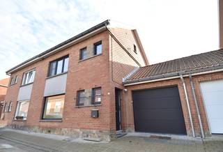 Deze woning is gelegen in Wevelgem nabij winkels, scholen en openbaar vervoer en belangrijke invalswegen. Bovendien is er voldoende...