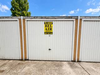 Ce garage fermé est situé dans la résidence De Barke, dans le quartier prisé du Phare à Ostende, à distance de marche de la Spuikom.<br /><br />Le garage dispose d'une porte manuelle et se trouve dans un complexe de garages soigné et sécurisé, accessible par une porte d'entrée automatique. Cela garantit une sécurité et une facilité d'utilisation supplémentaires.<br /><br />Avec une profondeur de 5,40 m, une largeur de 2,20 m et une hauteur de 2,00 m, ce garage offre un espace pratique pour le stationnement d'une voiture ou le rangement de matériel supplémentaire.<br /><br />Grâce à son emplacement avantageux dans un quartier à stationnement limité, ce garage n'est pas seulement idéal pour un usage personnel, mais constitue également un investissement intéressant avec un potentiel de location attractif.<br /><br />Atout supplémentaire : Il est également possible d'acheter un deuxième garage dans le même complexe. Idéal pour ceux qui recherchent un espace de stationnement supplémentaire ou qui souhaitent réaliser un double investissement.<br /><br />Une belle opportunité dans un excellent emplacement à Ostende !<br /><br />N'hésitez pas à contacter Louis pour plus d'informations ou pour une visite. <br />+32 493 18 27 84