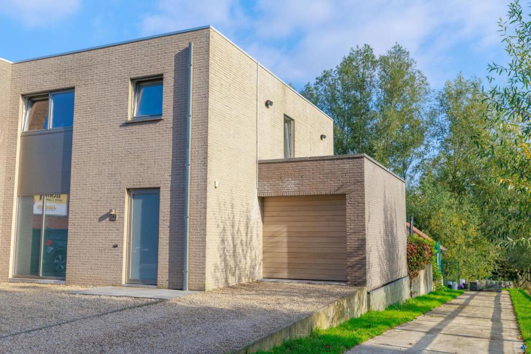 Woning met 3 slaapkamers, garage en een aangelegde tuin - foto 1