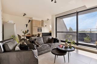 Welkom bij dit charmante penthouse te huur in het dorp van Oosterzele.Dit smaakvol ingerichte en energiezuinige dakappartement biedt niet alleen...