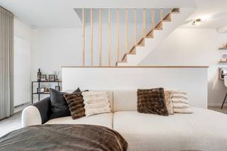 Deze uitstekend goed gelegen woning werd in 2023 volledig gestript en gerenoveerd met degelijke materialen waardoor het de ideale starterswoning...