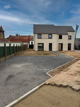 Hectaar bouwt twee halfopen nieuwbouwwoningen in Wervik, centraal gelegen nabij verschillende voorzieningen. Scholen, winkels, sportfaciliteiten en het stadscentrum zijn vlot bereikbaar. Dankzij de nabijheid van openbaar vervoer en belangrijke invalswegen ben je bovendien snel onderweg richting Ieper of Kortrijk - ideaal voor wie op zoek is naar een centraal gelegen en energiezuinige woning.<br /><br /><strong>Indeling van de woningen:</strong><br />Gelijkvloers: Inkomhal met gastentoilet, lichtrijke leefruimte met raampartijen en open keuken, ruime berging<br />Verdieping: Nachthal met apart toilet, 3 ruime slaapkamers, badkamer met ligbad, inloopdouche en dubbele lavabo<br />Zolder: Ruime zolder bereikbaar via zolderluik – ideaal als extra berging of hobbyruimte <br /><br /><strong>Troeven van deze woningen:</strong>
<ul>
<li>Energiezuinig wonen</li>
<li>Vloerverwarming op het gelijkvloers</li>
<li>Regenwaterput van 7.500L aangesloten op toiletten, wasmachine en buitenkraan </li>
<li>Mogelijkheid tot het plaatsen van een carport</li>
<li>Inclusief verharding (oprit, padje naar voordeur en terras)</li>
</ul>
Contacteer ons vandaag nog voor meer informatie of een afspraak op ons kantoor te Roeselare. <br /><span>(Foto's zijn referentiebeelden van voorgaande projecten)</span>