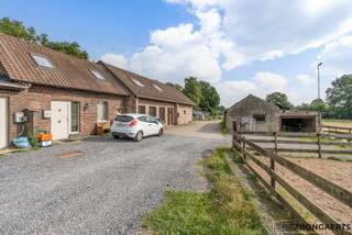 Deze woning ligt aan de achterzijde van een rustige straat in agrarisch gebied. De woning heeft een ruime tuin en een garage voor het parkeren van...