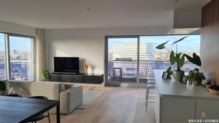 Dit penthouse heeft werkelijk alles in huis. De ruime woonkamer met open keuken biedt een panoramisch uitzicht over de stad. Dankzij de...