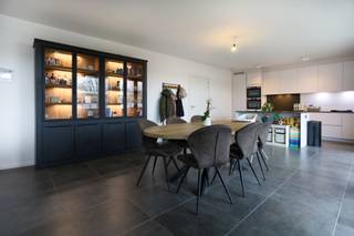 In het centrum van Beveren bevindt zich dit instapklaar en energiezuinig appartement, gelegen op de 1ste verdieping.Het appartement omvat een grote...