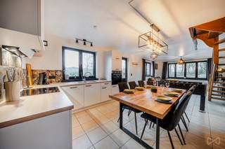 <p>Dit prachtige vakantiehuis, genesteld in een groene omgeving op de heuvels van Houyet, zal u bekoren door zijn bevoorrechte ligging, zijn gezellige sfeer en de kwaliteit van de renovatie. Het is volledig en met zorg gerenoveerd en verkeert in een onberispelijke staat. Het biedt een ideale leefomgeving om even aan het dagelijkse leven te ontsnappen en ten volle te genieten van de rust van deze plek. Op de begane grond bevindt zich een mooie, lichte woonruimte met open keuken, evenals een wasruimte en een apart toilet. Op de bovenverdieping maken twee comfortabele slaapkamers en een doucheruimte het interieur compleet. Buiten nodigt een terras uit tot ontspanning, midden in een bosrijke omgeving waar rust en natuur alomtegenwoordig zijn. Dit huis is volledig gemeubileerd en klaar om u te verwelkomen. Het beschikt bovendien over hoogwaardige technische voorzieningen: PVC-kozijnen met dubbele beglazing, centrale verwarming op gas (tank), een elektrische installatie die aan de voorschriften voldoet en een EPC-klasse C (unieke code: 20260130023786), evenals een eigen parkeerplaats. Of u nu op zoek bent naar een toevluchtsoord voor uw uitstapjes naar het platteland of naar een investeringsmogelijkheid in een regio die geliefd is om zijn natuurlijke en toeristische troeven, dit instapklare pand zal aan al uw verwachtingen voldoen. Een prachtige kans om een ware oase van rust te verwerven, zonder dat er renovatiewerkzaamheden nodig zijn. Biedingen vanaf 249.000 €, onder voorbehoud van aanvaarding door de eigenaars. Neem contact op met onze makelaar Cécile op 0470823943 om dit pand te ontdekken en een bezichtiging te regelen!<br /><br /></p>