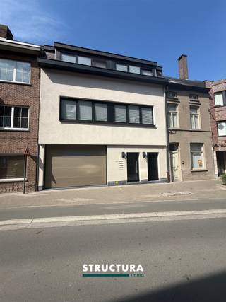 PLAN UW BEZOEK VOLLEDIG ONLINE IN VIA www.strucrura.be én klik op de knop "plan uw bezoek" en plan deze volledig 24u/24u en 7/7 zelf in. Ruim gelijkvloers appartement TE HUUR met een bewoonbare oppervlakte van +/- 89 m² in het centrum van Aalst. Het appartement bestaat uit een ruime inkomhal met schoenenkast, een gastentoilet, een ruime leefruimte met véél lichtinval én een open en geïnstalleerde keuken met toegang naar het zonnig terras + tuin. Verder bestaat het gelijkvloers appartement uit één ruime slaapkamer, een badkamer met ligbad, wastafel en een washok. TOPligging in het centrum van Aalst. Tuinhuis. Prijs € 855/maand. GEEN LASTEN. Fietsenberging voorzien. GEEN staanplaats of GEEN garage voorzien. Voldoende parkeermogelijkheden in de straat.
