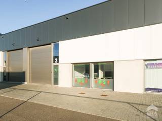 Gunstig gelegen bedrijfshal met een oppervlakte van 216m² met een <br />aparte kantoorruimte, inbouwkasten en toilet. <br /><br />Heikesveld heeft een strategische ligging ten opzichte van de centra van Pelt en omliggende gemeentes. <br /><br /><u><strong>Enkele troeven:</strong></u>
<ul><li>Goede verbinding met Pelt en omliggende gemeentes</li><li>Ideaal voor opslag</li><li>Aparte kantoor-/ontvangstruimte</li><li>2 parkeerplaatsen voor het pand</li></ul>
Voor meer informatie over het pand en welke bestemming er aan het pand gegeven mag worden, kan u contact opnemen met ons kantoor.