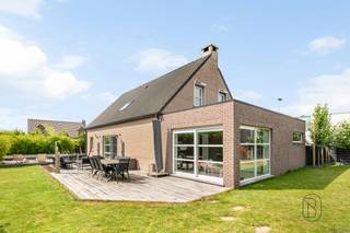 Te koop: Hedendaagse villa met zwembad in Dottenijs!
In de gegeerde woonwijk La Cabocherie in Dottignies bevindt zich deze hedendaagse villa. Dankzij de kwalitatieve afwerking en praktische indeling is deze woning ideaal voor gezinnen of wie wonen en werken wil combineren.
Wat maakt dit pand uniek?
Via de ruime inkomhal met gastentoilet komt u in de lichtrijke leefruimte met volledig uitgeruste open keuken. Daarnaast beschikt de woning over een polyvalente ruimte met directe toegang tot de tuin, ideaal als bureau, praktijk of speelkamer. Verder zijn er een douchekamer, wasruimte, berging en een inpandige garage. Op de verdieping bevinden zich drie ruime slaapkamers, een dressing en een badkamer.
Buiten geniet u van een zonnig terras, een mooi aangelegde tuin met zwembad, een carport en meerdere private parkeerplaatsen.
De woning is bovendien energiezuinig en uitgerust met zonnepanelen, conforme elektriciteit, dubbele beglazing en behaalt een gunstig EPC-label B.
Voor wie is dit ideaal?
Ideaal voor mensen die op zoek zijn naar een instapklare villa met zwembad, veel leefruimte en een rustige residentiële ligging.
Te koop via Immo Beguin, jouw vastgoedexpert sinds 2009, met kantoren in Ronse, Waregem, Kortrijk, Deinze, Doornik en Lessines.
Meer info of bezoek via sebastien@immobeguin.be