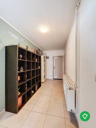 Dit gelijkvloers appartement bestaat uit: inkomhal - living - keuken - berging/wasplaats - toilet - bureau - 2 slaapkamers - badkamer met toilet...