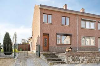 Droomt u van een woning pal in het centrum van Lanaken met een uitzonderlijk groot perceel? Aan de Heuvelstraat 77 in Lanaken bevindt zich deze charmante, te renoveren woning met veel authentieke elementen (originele houten trap, hoge plafonds) op een perceel van maar liefst 24 are en 33 centiare. Een absolute buitenkans voor dieren- en tuinliefhebbers die op zoek zijn naar ruimte, rust en karakter!<br /><br />INDELING:<br />Verdieping 0<br />- Inkomhal met trap<br />- Woon- en eetkamer<br />- Keuken met ontbijthoek<br />- Bijkeuken<br />- Badkamer<br />- Toilet<br />- CV-ruimte<br /><br />Verdieping +1<br />- Trappenhal<br />- Slaapkamer 1<br />- Slaapkamer 2 <br /><br />Zolderverdieping<br />- Ruime zolder met vaste trap<br /><br />Kelderverdieping<br />- Deels onderkelderd<br /><br />Tuin<br />- Riante tuin van maar liefst 24 are 33 ca gericht naar het zuidwesten.<br /><br />Laat deze unieke kans niet aan u voorbijgaan en ontdek het potentieel van de Heuvelstraat 77!<br /><br />Dit pand is onderworpen aan de renovatieverplichting van de Vlaamse overheid voor residentiële gebouwen (behoudens bij sloop binnen 5 jaar na de aankoop). Consulteer voor meer informatie de website van het Vlaams Energie- en Klimaatagentschap via https://www.vlaanderen.be/een-woning-kopen/renovatieverplichting-voor-residentiele-gebouwen<br /><br />Bestuursmaatregelen in het maatregelenregister: nee