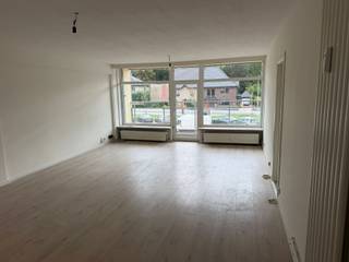 <h1>Gerenoveerd appartement met 2 slaapkamers, terras, garagebox en berging nabij het centrum van Genk</h1>
<p><strong>Reinpadstraat 13 bus 3 – Genk</strong></p>
<p>Op een centrale en gunstige locatie nabij het centrum van Genk bevindt zich dit <strong>gerenoveerde appartement van 86 m²</strong>, gelegen op de eerste verdieping van Residentie Breughel.</p>
<p>Het appartement werd grondig aangepakt en beschikt onder meer over een <strong>volledig vernieuwde keuken, nieuwe badkamer, nieuw toilet, nieuwe vloerafwerking en opnieuw afgewerkte en geschilderde muren</strong>. Hierdoor is het pand grotendeels instapklaar. Er dienen enkel nog enkele beperkte afwerkingen te gebeuren, zoals het plaatsen van verlichting en eventueel het vernieuwen van de boiler, zodat de koper het appartement naar eigen wens verder kan finaliseren.</p>
<p>Een bijkomende troef zijn de <strong>twee terrassen</strong>, waarvan één aan de zuidzijde en één aan de westzijde, evenals de <strong>ruime garagebox en aparte kelderberging</strong>.</p>
<h3>Indeling</h3>
<p>De lichtrijke leefruimte geniet dankzij de grote raampartijen van een aangename natuurlijke lichtinval en biedt rechtstreeks toegang tot de terrassen. De zuid- en westoriëntatie zorgen voor een aangename buitenruimte en veel natuurlijke lichtinval gedurende de dag.</p>
<p>Het appartement omvat:</p>
<ul>
<li>
<p>inkomhal;</p>
</li>
<li>
<p>ruime en lichtrijke leefruimte;</p>
</li>
<li>
<p><strong>nieuwe keuken</strong>;</p>
</li>
<li>
<p>2 volwaardige slaapkamers;</p>
</li>
<li>
<p><strong>nieuwe badkamer</strong>;</p>
</li>
<li>
<p>afzonderlijk toilet;</p>
</li>
<li>
<p>2 terrassen;</p>
</li>
<li>
<p>kelderberging.</p>
</li>
</ul>
<p>Daarnaast beschikt het appartement over een <strong>ruime garagebox</strong>.</p>
<h3>Technische troeven</h3>
<ul>
<li>
<p>elektrische installatie <strong>conform</strong>;</p>
</li>
<li>
<p><strong>EPC-label B</strong>;</p>
</li>
<li>
<p>lift aanwezig in de residentie.</p>
</li>
</ul>
<h3>Centrale ligging</h3>
<p>De Reinpadstraat bevindt zich aan het centrum van <strong>Genk</strong>, met winkels, horeca, scholen, diensten en openbaar vervoer in de directe omgeving. Ook de belangrijkste verbindingswegen zijn vlot bereikbaar.</p>
<h3>Interessante opportuniteit</h3>
<p>Dankzij de recente renovatie, het gunstige EPC-label, de twee terrassen en de combinatie van een <strong>garagebox en kelderberging</strong> is dit appartement een interessante opportuniteit voor zowel <strong>eigen bewoning als investering</strong>.</p>
<p><strong>Voor meer info en/of een bezichtiging: info@jansenrealestate.be of 011/39 90 50.</strong></p>