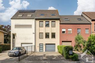 <p><span>Ruime gezinswoning met 5 slaapkamers, leuke tuin, handige dubbele oprit met garage in een rustige enkelrichtingstraat te Ekeren</span></p><p><span> </span></p><p><span>De woning is gelegen nabij het station van Ekeren, bereikbaarheid met openbaar vervoer en via verschillende invalswegen is fantastisch. Het centrum van Ekeren in de nabijheid met winkels en scholen maar ook het Veltwijckpark en natuurdomein "de Oude Landen" liggen in de directe omgeving. Aan ontspanning en natuur geen gebrek.</span></p><p><span> </span></p><p><span>De woning betreden we via de inkomhal met vestiaire. Op de gelijkvloerse verdieping een zeer ruime, praktische garage met daarachter een handige wasplaats/technische ruimte met toegang tot de tuin. Naast gelegen nog een werkplaats/stockage ruimte die kan dienst doen als "kelder". De tuin is mooi groen en zeer diep met achteraan nog een handig tuinhuis. Op de eerste verdieping een gastentoilet en een ruime leefruimte die is opgedeeld in een zithoek en een eethoek. De keuken met alle hedendaags comfort is vernieuwd in 2020  en volledig geörienteerd op de achtergevel met handig terras en een mooi overzicht over de tuin. Grenzend aan de keuken nog een handige bijkeuken.</span></p><p><span>Op de tweede verdieping vinden we twee ruime slaapkamers, een kinderkamer dat ook kan dienst doen als bureel en een badkamer met bad en douche. Op de derde verdieping onder dak vinden we nog 2 extra slaapkamers en een berging. Om  zeker te zijn dat alle ruimte benut is, is er ook nog een bergzolder. </span></p><p><span> </span></p><p><span>Energiezuinig EPC label B</span></p><p><span>Asbestveilig</span></p><p><span>Ruime woning met 5 slaapkamers</span></p><p><span>Zonnepanelen (9) met thuisbatterij</span></p><p><span>Buitenkraan op regenwaterput</span></p><p><span>Een gezinswoning met vele mogelijkheden</span></p><p><span>Geen maatregelen in het Vlaams Handhavingsplatform</span></p><p><span> </span></p><p><span>Op zoek naar een instapklaar, energiezuinige familie woning op een goede locatie? We begeleiden jullie graag tijdens een bezoek.</span></p><p><span>Ook voor een waardebepaling van je eigen woning kan je bij ons terecht.</span></p><p><span> </span></p><p><span>Contacteer immo Matrix-Kolum voor meer info en plan uw bezoek.</span></p><p><span> </span></p><p><span> </span></p><p><span> </span></p>