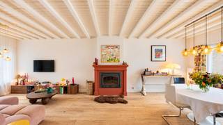 In de Kasteelstraat in het dorpscentrum van Moerkerke verkopen wij deze charmante stadswoning op een perceel van 331 m². Een huis met veel volume, grondig gerenoveerd in 2025 en boordevol gezelligheid en charme. <br /><br />De ligging is aangenaam: op wandelafstand bevinden zich alle dagelijkse voorzieningen, waaronder een supermarkt, bank, bakker, beenhouwer, school en kinderopvang. Knokke en Brugge zijn heel vlot bereikbaar. <br /><br />Het huis is ingedeeld als volgt: inkomhal met gastentoilet. Een sfeervolle woonkamer met prachtige brede eiken parketvloeren en een gezellige open haard. Vanuit de woonkamer toegang tot de zonneterrassen en de tuin. De keuken werd compleet vernieuwd en is een echte blikvanger. Een stijlvolle keuken, volledig uitgerust en voorzien van een extra ontbijtplaats met zicht en toegang tot de tuin. Inpandige garage aanwezig. <br /><br />Op de verdieping drie bijzonder grote slaapkamers, telkens voorzien van mooie parketvloeren. De badkamer werd vernieuwd en is voorzien van een inloopdouche, lavabomeubel en tweede toilet. In één van de slaapkamers kan er een losstaand bad geplaatst worden. De zolder wordt momenteel gebruikt voor opslag maar gezien de oppervlakte van die ruimte biedt ze tal van mogelijkheden. Het dak werd alvast geïsoleerd. <br /><br />Ook de buitenruimte weet ons te bekoren: een mooie en grote tuin, recentelijk volledig heraangelegd met prachtige zonneterrassen. Tuinberging aanwezig. <br /><br />Bezoeken: Graag na afspraak met Willem Cauwels op GSM 0477.60.12.16.