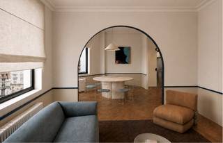Vlak bij Wiels en het Park van Vorst bevindt zich dit karaktervolle appartement binnen het project 'Van Haelen', in het iconische erfgoedgebouw Guillaume Van Haelen 1. Ontworpen door architect Léon Van Sichelen in 1936 en nu volledig gerenoveerd, met respect voor de oorspronkelijke “paquebot”-architectuur en een hedendaagse, verfijnde afwerking.<br /><br />Het appartement bestaat uit een ruime leefruimte, keuken met eetkamer, hoofdslaapkamer, tweede slaapkamer, badkamer, apart toilet, inkomhal en terras.<br /><br />Massief parket. Verkoop op plan, volledig afgewerkt en geschilderd opgeleverd bij akte, inclusief verlichting en gordijnen. Contacteer ons om het project en de materiaalstalen te ontdekken.