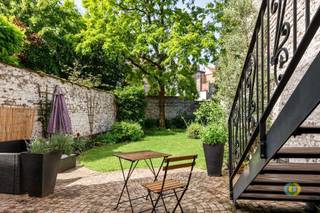 <p><span>Ontdek de pracht en charme van dit uitzonderlijke herenhuis in neogotische stijl, een unieke eigendom waar authentieke grandeur en hedendaags wooncomfort naadloos samenvloeien. Dit karaktervolle stukje erfgoed werd met veel zorg en respect gerenoveerd, waarbij originele elementen harmonieus werden gecombineerd met hoogwaardige moderne afwerkingen.</span></p><p><span>Gelegen op een toplocatie in Vilvoorde, vlak bij het station, het groene Hanssenspark, winkels, scholen en andere voorzieningen, geniet u hier van bereikbaarheid en stadscomfort. De lichtrijke leefruimtes bieden een uitzonderlijke woonbeleving waar karakter en comfort centraal staan. Grote raampartijen zorgen voor een prachtig zicht op de groene en sfeervolle tuin. Aansluitend bevindt zich de gloednieuwe, volledig uitgeruste keuken die design en functionaliteit perfect combineert.<br />Op de eerste verdieping beschikt de woning over twee ruime slaapkamers, een dressing en een stijlvolle badkamer. De tweede verdieping biedt nog eens drie volwaardige kamers, ideaal voor een groot gezin, thuiswerk, hobbyruimte of logeerkamers.<br />Ook het kelderniveau werd grondig gerenoveerd en vormt een volwaardige uitbreiding van de woonoppervlakte. Hier bevindt zich een bureau met zicht op de tuin, dat eveneens perfect kan dienen als extra slaapkamer. Daarnaast vindt u er een tweede badkamer, een verzorgde wasplaats, een stookruimte en een praktische bergkelder. Als extra troef beschikt de woning over een ruime bergzolder, ideaal voor opslagruimte<br /><br /></span></p><p><span> </span></p>