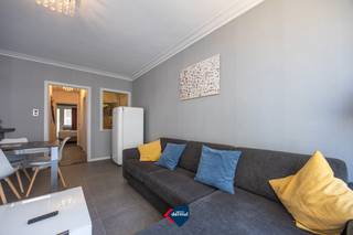 Droomt u van wonen aan zee met een adembenemend panoramisch uitzicht? Dan is dit 1 slaapkamer appartement op de vierde verdieping van Residentie Osborne precies wat u zoekt. het appartement is gelegen in het bruisende centrum van Oostende, hier geniet u dagelijks van een uniek, lateraal zicht op zee en op wandelafstand van winkels, restaurants, openbaar vervoer en alle stadsvoorzieningen. Verder beschikt het appartement over een volledig uitgeruste keuken, een verzorgde badkamer, kelder, en gemeenschappelijke fietsenberging. Bent u op zoek naar een appartement op een absolute toplocatie met een uitzonderlijk uitzicht? Neem dan vandaag nog contact met ons op voor een bezoek.