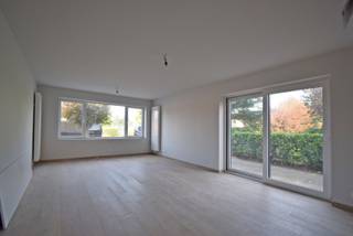 KASTEELDREEF 4 bus 0001 – ROESELARE<br /><br />Volledig gerenoveerd en instapklaar appartement, zeer rustig gelegen in een aangename woonomgeving. Nabij het centrum van Roeselare en vlot bereikbaar.<br /><br />Indeling: inkomhal, lichtrijke woonplaats en een afzonderlijke, stijlvol ingerichte keuken voorzien van alle toestellen. Twee moderne slaapkamers. Badkamer met inloopdouche, lavabo en toilet.<br /><br />Ruime privatieve kelderberging aanwezig.<br />Garage met sectionaalpoort inbegrepen.<br />Mogelijkheid tot het bijhuren van een tweede garage (€ 50/maand).<br /><br />Genot van de achterliggende tuin.<br />Geen syndicuskosten.<br /><br />Beschikbaar vanaf: 01/06/2026