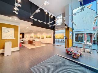 Dit is jouw kans om je te vestigen op een toplocatie in Hasselt! Dit ruime handelspand van 381m², gelegen op de Koning Albertstraat, biedt een uitstekende gelegenheid om jouw zaak te laten floreren.<br /><br />Kenmerken van het Handelspand:<br /><br />Ideale Ligging: Gelegen op de Koning Albertstraat, dé winkelstraat van Hasselt, geniet dit pand van een uitstekende zichtbaarheid en toegankelijkheid. Je bevindt je midden in het hart van de commerciële activiteit van de stad.<br /><br />Ruim en Veelzijdig: Met een oppervlakte van 381m² biedt dit pand voldoende ruimte voor diverse zakelijke activiteiten. Of je nu een winkel, showroom, kantoorruimte,... wil vestigen, hier vind je de ruimte die je nodig hebt.<br /><br />Zichtbaarheid en Traffic: Dankzij de ligging in dé winkelstraat van Hasselt geniet dit pand van een constant verkeer van voorbijgangers, wat zorgt voor maximale zichtbaarheid en potentiële klantenstroom.<br /><br />Omgeving: In de directe omgeving kan je een brede mix van luxe winkels, boetieks en grotere ketens terugvinden zoals Inno, Hema, Standaard Boekhandel, Veritas, Esprit, Versato Juweliers, Jules, Ici Paris XL, ...<br /><br />Indeling:<br /><br />- Verdiep +1: opslagruimte 163m²<br /><br />- Gelijkvloers: winkelruimte 176m²<br /><br />- Verdiep -1: opslagruimte 42m²<br /><br />Voor meer informatie over de huurprijs en specifieke voorwaarden? Contacteer de makelaar rechtstreeks op het nummer 011 15 34 72 of per mail sven.casters@dewaele.com.<br /><br />Tot binnenkort!