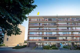 <p><span>Ligging:</span></p><p><span> </span></p><p><span>Dakappartement op de 6de verdieping (lift tot 5°) centraal gelegen te Deurne met in de directe omgeving een aanbod van lokale winkels, supermarkten, scholen en toegang tot het openbaar vervoer. Op wandelafstand bevindt zich het groendomein Rivierenhof.</span></p><p><span> </span></p><p><span>Indeling:</span></p><p><span> </span></p><p><span>Inkomhal met praktische ingemaakte vestiaire/bergkast, ruime woonkamer met tegelvloer, airco en breed schuifraam naar het terras, ingerichte keuken in landelijke stijl, 1 ruime slaapkamer met berging, compacte vernieuwde badkamer met douche en een apart toilet.</span></p><p><span>Het appartement beschikt over een groot en mooi dakterras van 30 m² en een elektrisch bediende zonnetent. Het dakterras werd recent gerenoveerd met nieuwe vloertegels.<br />In de kelder van het gebouw is er een individuele berging voorzien en is er ook een autostaanplaats beschikbaar : + € 18.000.</span></p><p><span> </span></p><p><span>Technische kenmerken:</span></p><p><span> </span></p><p><span>EPC Label C (geen renovatieplicht), aluminium ramen met dubbele beglazing en (deels); rolluiken, dak gebouw geîsoleerd, airco in de woonkamer, collectie CV op aardgas (condesatieketels)</span></p>