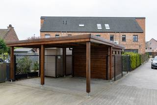 <p>Vlakbij het bruisende centrum en toch rustig gelegen, bevindt zich deze halfopen bebouwing met alle hedendaags comfort met de optie gemeubeld aan te kopen. De woning combineert op harmonieuze wijze landelijke charme met een strakke, moderne afwerking – ideaal voor wie op zoek is naar rust, ruimte en luxe. Op de eerste en tweede verdieping beschikt de woning over vier volwaardige slaapkamers en een stijlvolle badkamer met een afzonderlijk toilet en zolderberging. De open, volledig uitgeruste keuken met berging sluit naadloos aan op de leefruimte en biedt een mooi zicht op de eetplaats, het salon en de tuin. Dankzij de grote raampartijen geniet de woning van een overvloed aan natuurlijk licht, wat het ruimtegevoel extra versterkt. Aansluitend vind je een ruim terras met een prachtig uitzicht op de aangelegde, onderhoudsvriendelijke tuin – de perfecte plek om in alle rust te ontspannen. De centrale ligging in de driehoek Antwerpen–Brussel–Gent zorgt voor een uitstekende bereikbaarheid en maakt deze woning tot een ideale uitvalsbasis. Bovendien scoort de woning bijzonder goed op vlak van energie, met recente technieken die zorgen voor een lage energiefactuur en een gunstig EPC-label B. Alle voorzieningen van Bornem bevinden zich binnen handbereik, wat het wooncomfort compleet maakt. Interesse in deze instapklare en energiezuinige woning? Contacteer ons via 03/283.84.84 of mail naar gert@ax-quality.be voor een bezichtiging en ontdek zelf de troeven van dit pand.</p>