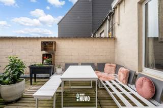 <p><span>Handelspand met woonst op commerciële ligging te Aalst.</span></p><p><span> </span></p><p><span> </span></p><p><span>Bakkerij “Edelweis’. is gelegen in de Gentsestraat te Aalst. Deze goed draaiende handelszaak wordt stopgezet wegens pensioen.</span></p><p><span>Mogelijkheid tot overname winkelinrichting en al het materiaal van de bakkerij.</span></p><p><span> </span></p><p><span> </span></p><p><span>De handelszaak  bestaat uit winkelgedeelte, keuken, woonkamer,  kelder, gastentoilet, bakkersatelier. Er is een vaste trap die toegang geeft tot de bovenverdieping, die momenteel dienst doet als stockage.</span></p><p><span>Er is een dubbele garage met automatische poort.</span></p><p><span>Boven de bakkerij is er een ruim appartement met twee slaapkamers. Dit appartement heeft een mooie leefruimte met aanpalend terras (16m²) , een volledig uitgeruste keuken. </span></p><p><span>Verder zijn er 2 slaapkamers en badkamer. Er is eveneens een zolder met vaste trap.</span></p><p><span>De totale bewoonbare oppervlakte bedraagt 307m².</span></p><p><span>Het appartement kan afzonderlijk verhuurd worden.</span></p><p><span> </span></p><p><span>EPC label C met als unieke code: 20230114-0002780513-KNR-1</span></p><p><span> </span></p><p><span> </span></p><p><span>Deze locatie is een huidige bakkerij maar kan ook perfect dienst doen voor andere doeleinden (beenhouwerij, traiteur, restaurant, nagelstudio….) De ligging garandeert een goede visibiliteit van uw handelszaak.</span></p><p><span>Kortom, u bent op zoek naar een eigen bakkerij of een andere zaak!</span></p><p><span> </span></p><p><span>Neem vandaag nog contact op met ons voor een bezoek in te plannen. Bel naar Ann Hemelaer 0477/41 46 16</span></p><p><span> </span></p><p><span> </span></p>