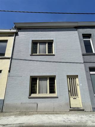 <p><span>Maison calme à rénover.  Entrée, salon, salle à manger, cuisine, wc, salle de bains, jardin, atelier, 2 chambres et grand grenier.  Pour info ou visite, appelez 056.21.58.00 ou www.immo-lvb.be.</span></p>